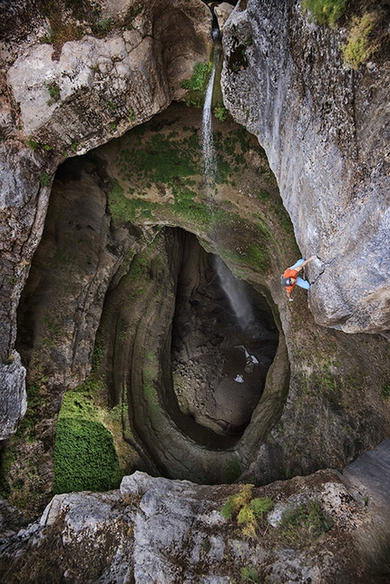 David Lama, Gola di Baatara, Libano - David Lama durante la prima salita di Avaatara 9a, Gola di Baatara, Libano