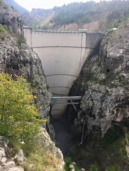 Via ferrata del Vajont, via ferrata della Memoria - The Vajont dam, 261 meters high. On 2 October 2015 the new Via ferrata della Memoria, also referred to as Via ferrata del Vajont, was inaugurated above the Vajont Gorge to remember the Vajont disaster that struck on 9 October 1963.