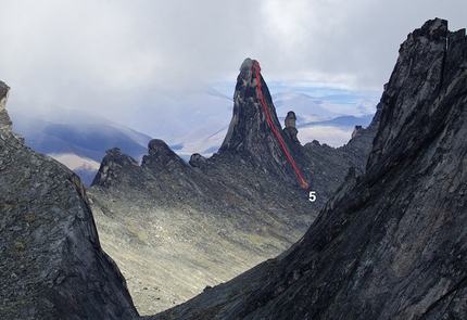 Bilibino, Siberia, Chris Fitzgerald, Natasha Sebire, Gemma Woldendorp - Weasel Tower, Bilibino: Chris Fitzgerald, Natasha Sebire e Gemma Woldendorp: Siberian Summer (6b+ A1, 160m)