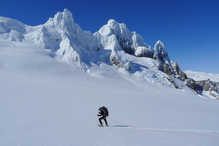 Cerro Riso Patron, Patagonia - Cerro Riso Patrón parete est, Hasta las Wuebas (Lise Billon, Antoine Moineville, Diego Simari, Jérôme Sullivan 09/2015)