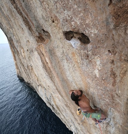 Alexander Huber climbs Il Capitano at Capo Monte Santo in Sardinia