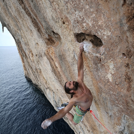 Alexander Huber, Capo Monte Santo, Sardinia - Alexander Huber climbing Il Capitano, Capo Monte Santo, Sardinia