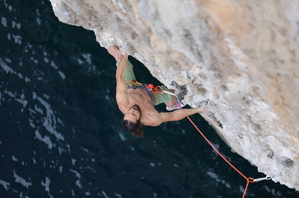 Alexander Huber, Capo Monte Santo, Sardinia - Alexander Huber climbing Il Capitano, Capo Monte Santo, Sardinia