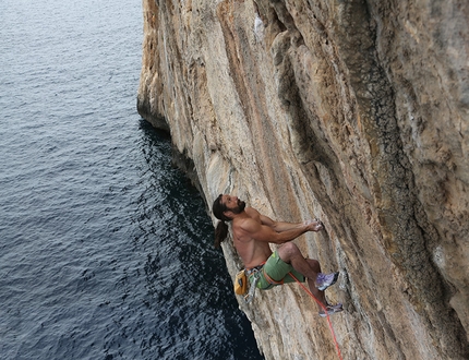 Alexander Huber, Capo Monte Santo, Sardinia - Alexander Huber climbing Il Capitano, Capo Monte Santo, Sardinia