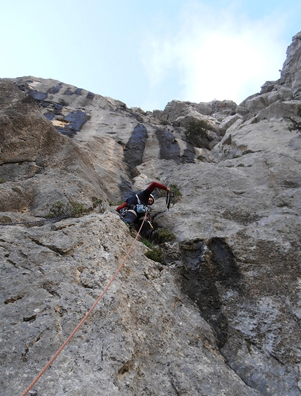 Heroes, Pizzo Campana, Sicilia, Massimo Flaccavento, Giorgio Iurato - Giuseppe Barbagallo in apertura sul quinto tiro della via Heroes (6b+, 186m, Giuseppe Barbagallo, Massimo Flaccavento, Giorgio Iurato) Pizzo Campana (Rocca Busambra)