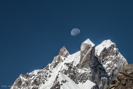 Stephan Siegrist, Thomas Senf, Andreas Abegglen, Himalaya - La vista dal Campo Base su Te (Kristall). Anche la cima principale chiamata Maha Dev Phobrang, evidente a destra, è stata salita da Stephan Siegrist, Andreas Abegglen e Thomas Senf il 02/10/2015.