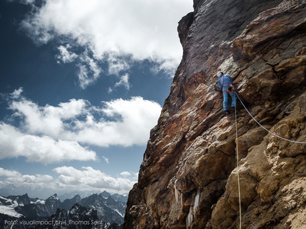 Stephan Siegrist, Thomas Senf, Andreas Abegglen, Himalaya - Stephan Siegrist durante la prima salita di Bhala (Spear), effettuata il 13/09/2015 insieme a Thomas Senf e Andreas Abegglen. Mentre la roccia qui è relativamente buona, durante la maggiorparte della via la qualità della roccia è pessima.