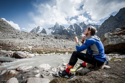 Stephan Siegrist, Thomas Senf, Andreas Abegglen, Himalaya - Stephan Siegrist a Campo Base. A sinistra la cima Tupendeo