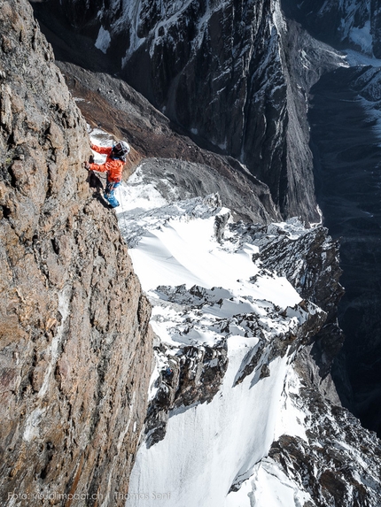 Stephan Siegrist, Thomas Senf, Andreas Abegglen, Himalaya - Stephan Siegrist climbing fantastic rock up Te (crystal), first ascended with Thomas Senf and Andreas Abegglen on 02/10/2015