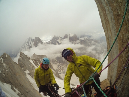 Alexander Block Peak, Aksu, Pamir Alay, Kirghizistan, Julia Borisova, Marina Popova, Olesya Babushkina, Alexandra Mentovskaya - Marina Popova e Olesya Babushkina durante la prima ripetizione della via Gunko (950m, 6A) parete ovest Peak Alexander Block (5239m), Pamir Alay, Kirghizistan.