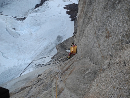 Alexander Block Peak, Aksu, Pamir Alay, Kyrgyzstan, Julia Borisova, Marina Popova, Olesya Babushkina, Alexandra Mentovskaya - Life on the wall, already without the stove, during the first repeat of the Gunko route (950m, 6A) West Face Peak Alexander Block (5239m), Pamir Alay, Kyrgyzstan.