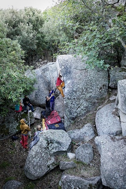 Bosco di Luogosanto, Sardegna - Mauro Calibani sui piatti sfuggenti di 'Thewave under the shark' 7A+, Boulder a Bosco di Luogosanto, Sardegna