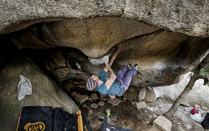 Bosco di Luogosanto, Sardinia - Gabriele Moroni traversing through 'Altri concetti' 8A+, Bosco di Luogosanto, Sardinia