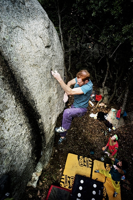 Bosco di Luogosanto, Sardegna - Boulder a Bosco di Luogosanto, Sardegna: Gabriele Moroni su 'Spiace dirlo' 7A