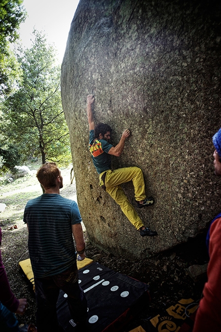 Bosco di Luogosanto, Sardegna - Boulder a Bosco di Luogosanto, Sardegna: Filippo Manca su 'Altre mentalità' 7B+