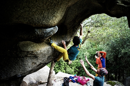 Bosco di Luogosanto, Sardegna - Boulder a Bosco di Luogosanto, Sardegna: Filippo Manca su 'Lo Squalo' 7B