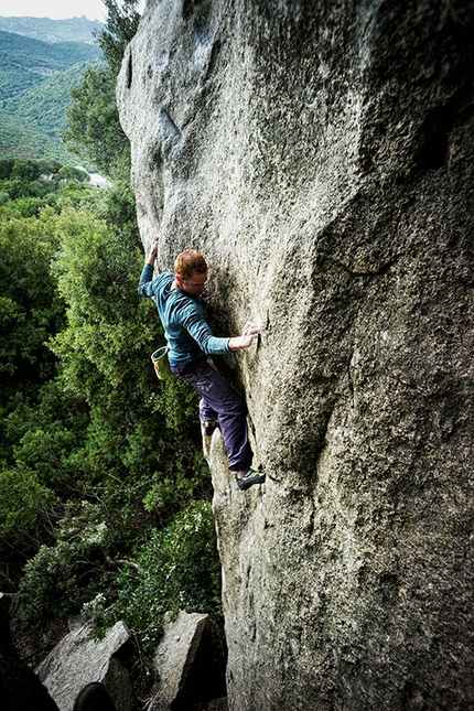 Bosco di Luogosanto, Sardegna - Boulder a Bosco di Luogosanto, Sardegna: Gabriele Moroni free solo su 'Il pentito di Luogosanto' 6B