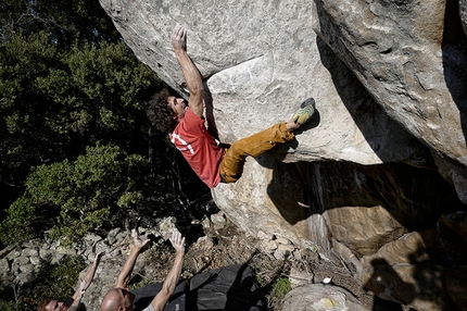 Bosco di Luogosanto, Sardegna - Boulder a Bosco di Luogosanto, Sardegna: Mauro Calibani sulle sfuggenti tacche di 'Bette papassino' 7C