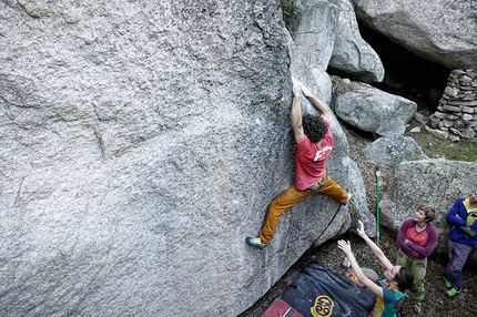 Bosco di Luogosanto, Sardegna - Boulder a Bosco di Luogosanto, Sardegna: Mauro Calibani sull'entrata di 'Thewave under the shark' 7A+