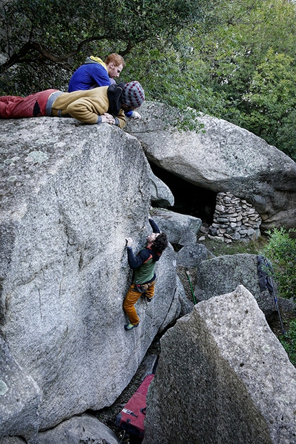 Bosco di Luogosanto, Sardegna - Boulder a Bosco di Luogosanto, Sardegna: Mauro Calibani guardato a vista da Fil e Gabri su 'Thewave under the shark' 7A+