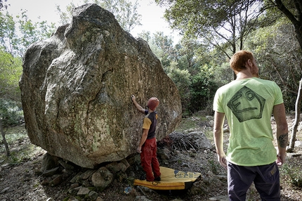 Bosco di Luogosanto, Sardegna - Boulder a Bosco di Luogosanto, Sardegna: Filippo Manca saggia le tacche del blocco 11