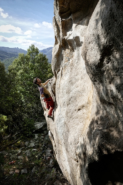 Bosco di Luogosanto, Sardegna - Boulder a Bosco di Luogosanto, Sardegna: Filippo Manca free solo  si diverte sulle tafonate di 'La bella energia' 5C