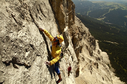 Sass de la Crusc Dolomiti, Voodoo-Zauber per Simon Gietl e Andrea Oberbacher - Durante la prima salita di Voodoo-Zauber, (IX-, 180m, Simon Gietl, Andrea Oberbacher) Sass de la Crusc, Dolomiti