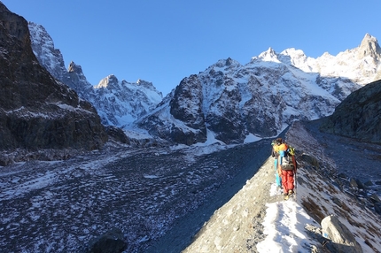 Pic Sans Nom, Le Prestige des Écrins - Durante la prima salita di Le Prestige des Écrins, (1000m, V, M6+, 6a, Benjamin Brochard, Fred Degoulet, Jonathan Joly 19 - 21/10/2015) Pic Sans Nom (3913m), Ecrins, Francia