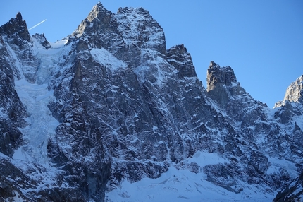 Pic Sans Nom, Le Prestige des Écrins - Durante la prima salita di Le Prestige des Écrins, (1000m, V, M6+, 6a, Benjamin Brochard, Fred Degoulet, Jonathan Joly 19 - 21/10/2015) Pic Sans Nom (3913m), Ecrins, Francia