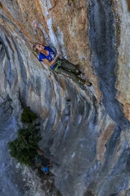 Angela Eiter a l’arrampicata a Kyparissi, Grecia - Angela Eiter sulla sua Dream of Triumph 8c+ a Kyparissi, Grecia