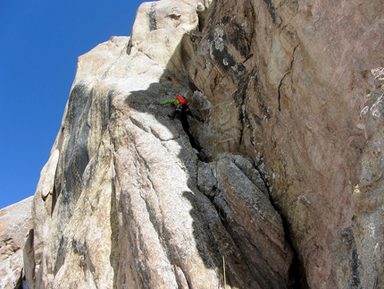 Kyzyl Asker Kirghizistan, Kokshaal Too - Kyzyl Asker 2015: Anže Jerše affronta la sezione di roccia su Take a walk on the wild side, parete SE  Pik Gronky