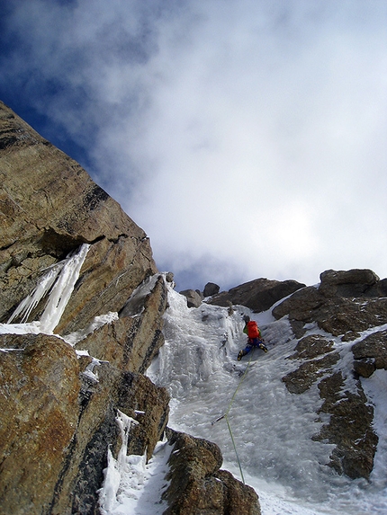 Kyzyl Asker, Kyrgyzstan, Kokshaal Too - Kyzyl Asker 2015: Uroš Stanonik on the last real pitch of White Walker, NW face Panfilovski Division