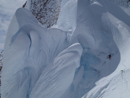 Cerro Adela Norte, Patagonia - Dani Ascaso, Lise Billon, Santiago Padros e Jérôme Sullivan durante la prima salita di Balas y Chocolate (900m, ED+), Cerro Adela Norte, Patagonia