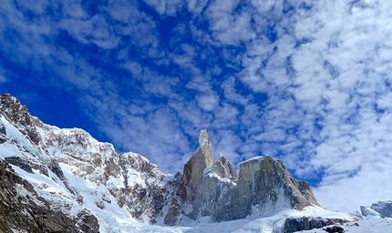 Cerro Adela Norte, Patagonia - Dani Ascaso, Lise Billon, Santiago Padros e Jérôme Sullivan durante la prima salita di Balas y Chocolate (900m, ED+), Cerro Adela Norte, Patagonia