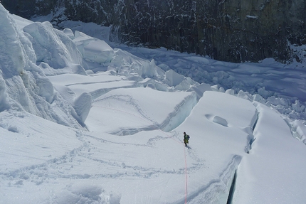 Cerro Adela Norte, Patagonia - Dani Ascaso, Lise Billon, Santiago Padros e Jérôme Sullivan durante la prima salita di Balas y Chocolate (900m, ED+), Cerro Adela Norte, Patagonia