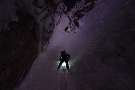 Cerro Adela Norte, Patagonia - Dani Ascaso, Lise Billon, Santiago Padros e Jérôme Sullivan durante la prima salita di Balas y Chocolate (900m, ED+), Cerro Adela Norte, Patagonia