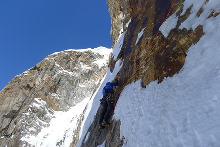 Cerro Adela Norte, Patagonia - Dani Ascaso, Lise Billon, Santiago Padros e Jérôme Sullivan durante la prima salita di Balas y Chocolate (900m, ED+), Cerro Adela Norte, Patagonia