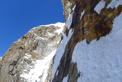 Cerro Adela Norte, Patagonia - Dani Ascaso, Lise Billon, Santiago Padros e Jérôme Sullivan durante la prima salita di Balas y Chocolate (900m, ED+), Cerro Adela Norte, Patagonia