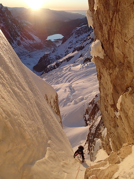 Cerro Adela Norte, Patagonia - Dani Ascaso, Lise Billon, Santiago Padros e Jérôme Sullivan durante la prima salita di Balas y Chocolate (900m, ED+), Cerro Adela Norte, Patagonia