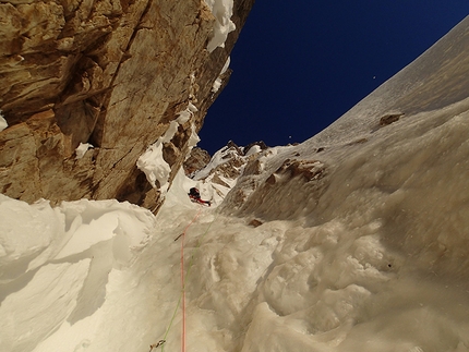 Cerro Adela Norte, Patagonia - Dani Ascaso, Lise Billon, Santiago Padros e Jérôme Sullivan durante la prima salita di Balas y Chocolate (900m, ED+), Cerro Adela Norte, Patagonia