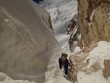 Cerro Adela Norte, Patagonia - Dani Ascaso, Lise Billon, Santiago Padros e Jérôme Sullivan durante la prima salita di Balas y Chocolate (900m, ED+), Cerro Adela Norte, Patagonia