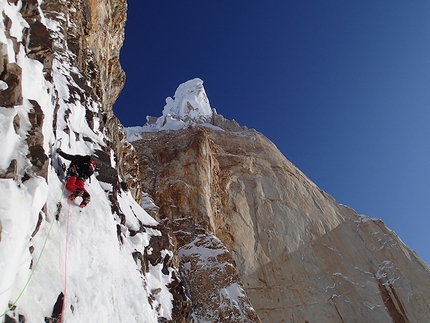 Cerro Adela Norte, Patagonia - Dani Ascaso, Lise Billon, Santiago Padros e Jérôme Sullivan durante la prima salita di Balas y Chocolate (900m, ED+), Cerro Adela Norte, Patagonia