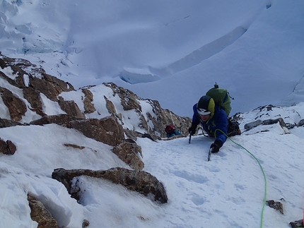 Cerro Adela Norte, Patagonia - Dani Ascaso, Lise Billon, Santiago Padros e Jérôme Sullivan durante la prima salita di Balas y Chocolate (900m, ED+), Cerro Adela Norte, Patagonia