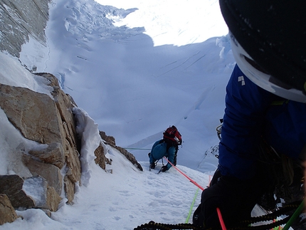 Cerro Adela Norte, Patagonia - Dani Ascaso, Lise Billon, Santiago Padros e Jérôme Sullivan durante la prima salita di Balas y Chocolate (900m, ED+), Cerro Adela Norte, Patagonia