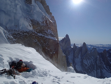 Cerro Adela Norte, Patagonia - Dani Ascaso, Lise Billon, Santiago Padros e Jérôme Sullivan durante la prima salita di Balas y Chocolate (900m, ED+), Cerro Adela Norte, Patagonia