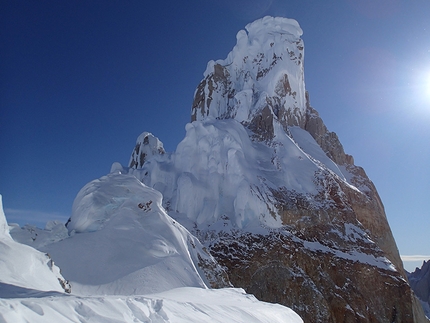 Cerro Adela Norte, Patagonia - Dani Ascaso, Lise Billon, Santiago Padros e Jérôme Sullivan durante la prima salita di Balas y Chocolate (900m, ED+), Cerro Adela Norte, Patagonia