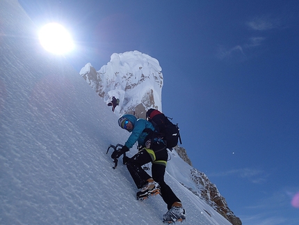Cerro Adela Norte, Patagonia - Dani Ascaso, Lise Billon, Santiago Padros e Jérôme Sullivan durante la prima salita di Balas y Chocolate (900m, ED+), Cerro Adela Norte, Patagonia