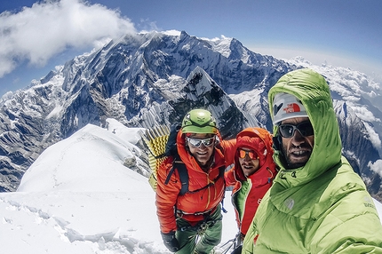 Nilgiri South, Himalaya - Gerhard Fiegl, Alexander Blümel e Hansjörg Auer in cima al Nilgiri South, Himalaya il 26 ottobre 2015