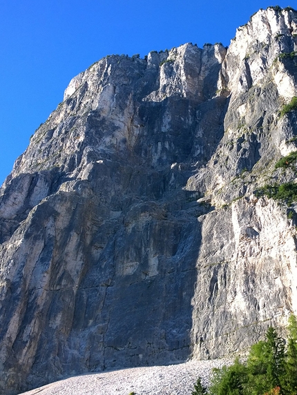 Monte Macaion, Oliver Renzler - Olli's Meisterwerk (500m, 7b), Monte Macaion:  la parete con sole la mattina presto