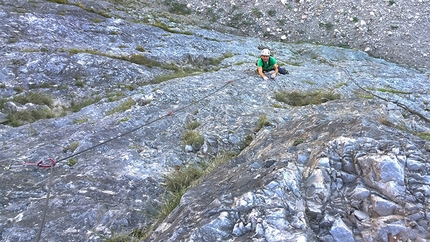 Monte Macaion, Oliver Renzler - Olli's Meisterwerk (500m, 7b), Monte Macaion: sulle placche tra l'erba del primo tiro